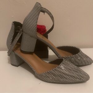 Daisy Fuentes Elegant Black and White Women's Heels